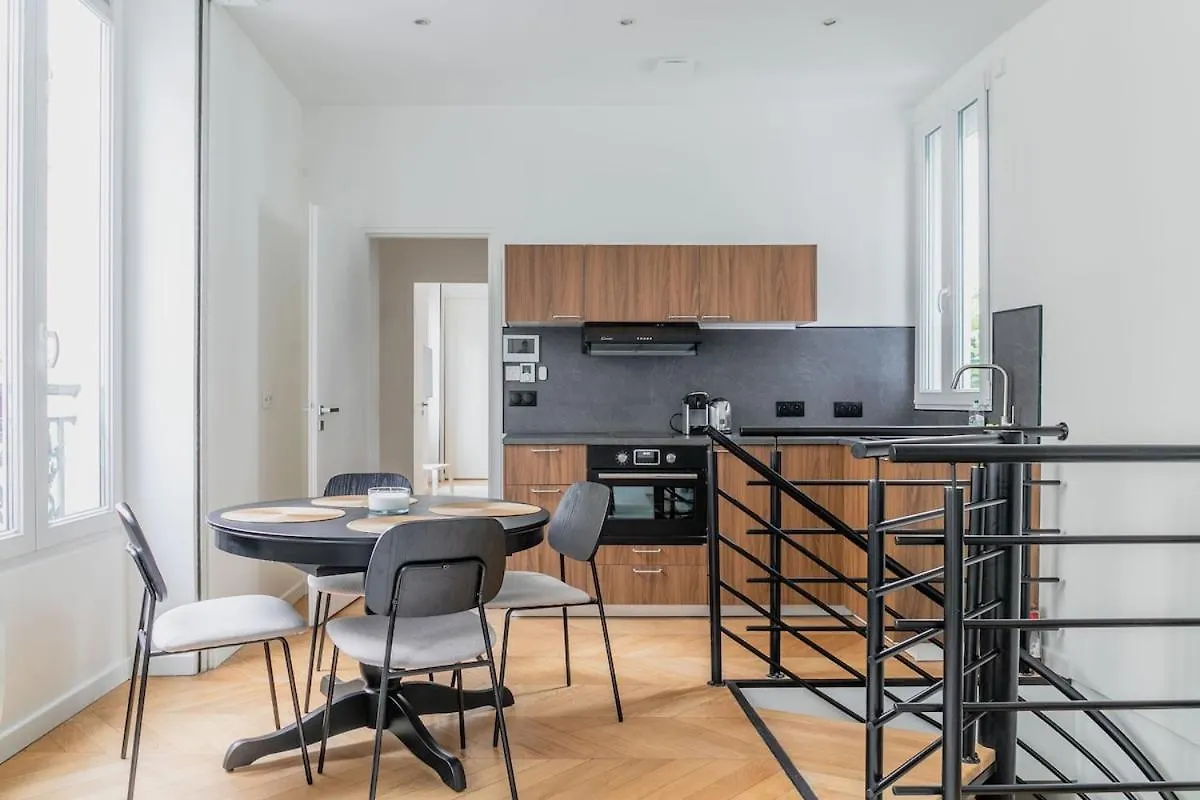 Elegant Parisian Apartment Near Eiffel Tower 0*, Paris France