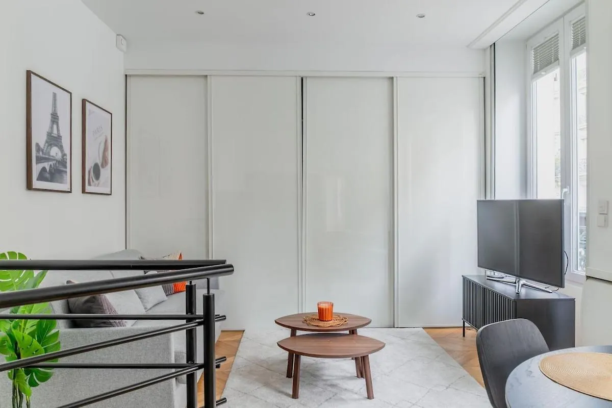 Elegant Parisian Apartment Near Eiffel Tower